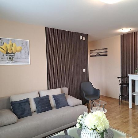 Apartman Elegance ลิฟตอฟสกีมิคูลาช ภายนอก รูปภาพ